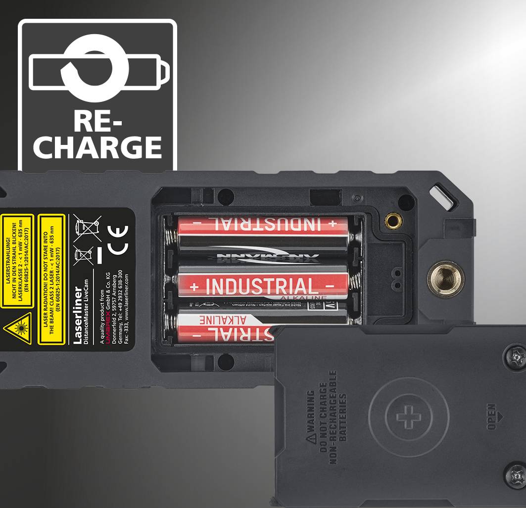 Baksidan av en enhet med ett öppet batterifack som innehåller tre AA-batterier. Symbol och text 'RE-CHARGE' längst upp till vänster.