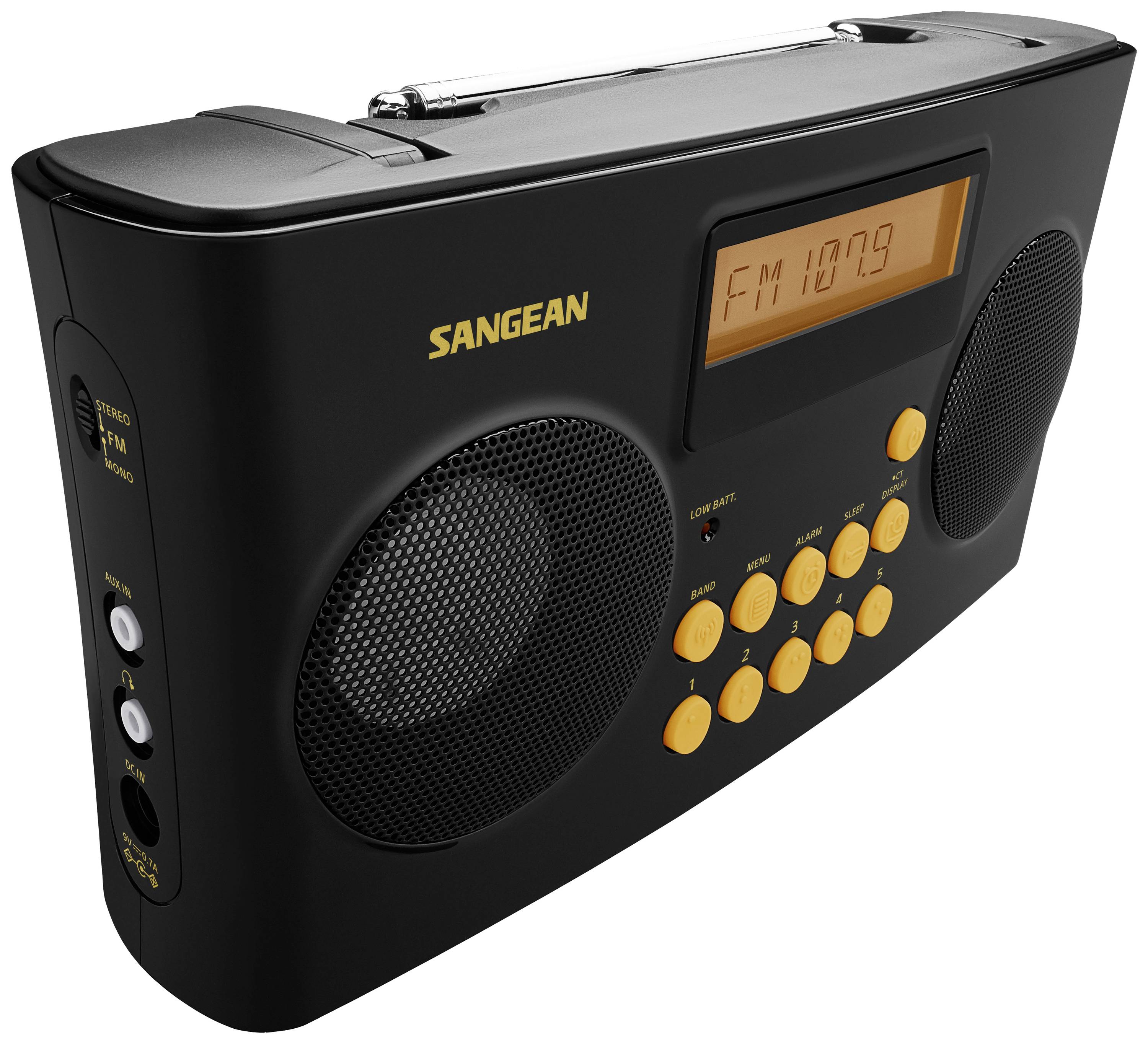 En bärbar, svart radio från Sangean med gula knappar och display som visar 'FM 107.9'. Lämplig för radiolyssning på resande fot.