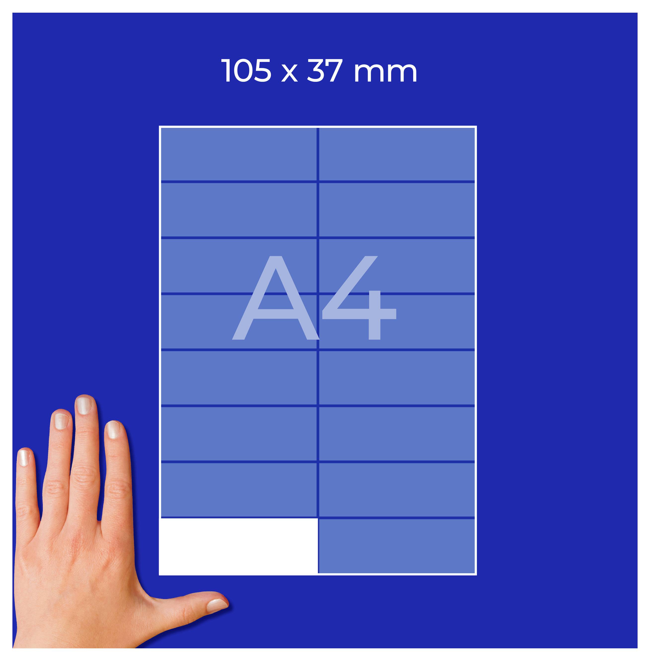 A4-etikett med måtten 105 x 37 mm på blå bakgrund, bredvid en hand som storleksöjämförelse.