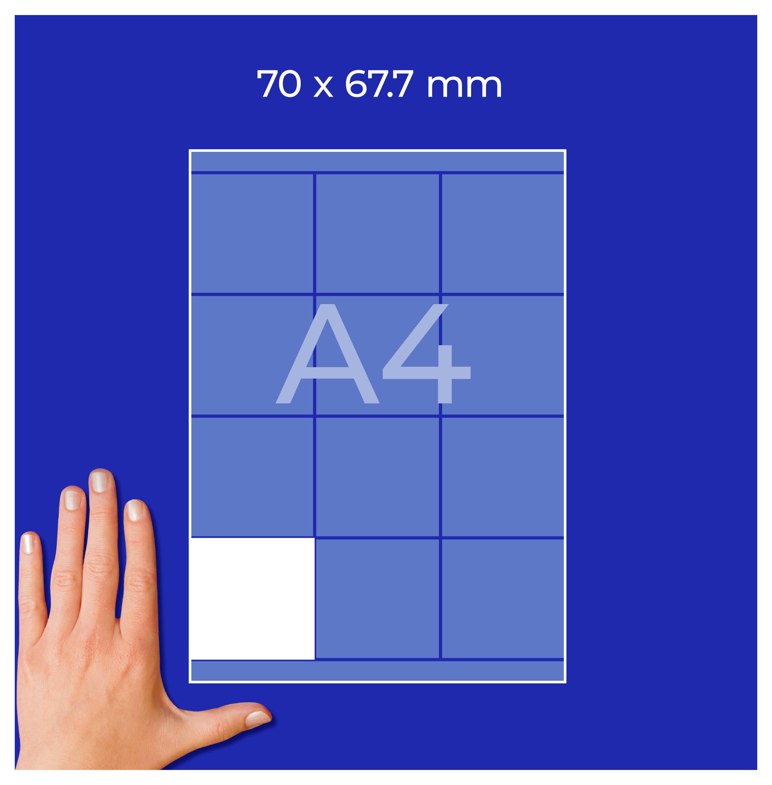 Grafik av ett A4-blad med rutnät och måttangivelse '70 x 67,7 mm'; bredvid visar en hand den lilla storleken i jämförelse.