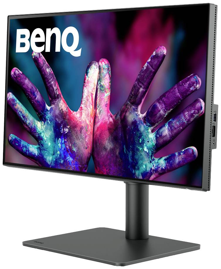 BenQ-skärmen visar två färgglada, målade händer framför en färgsprakande bakgrund. Skärmen syns från sidan.