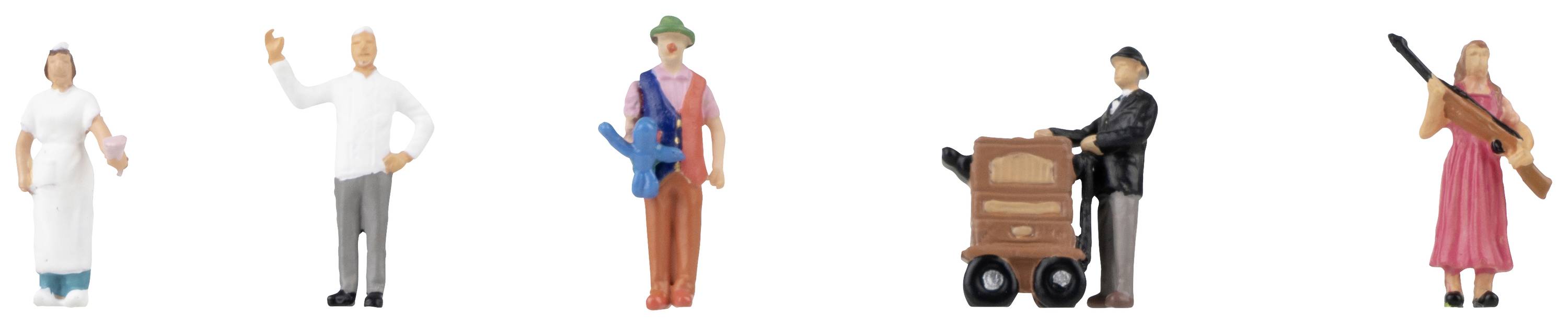 Fem små spelarmärken: Sjuksköterska, kock, trädgårdsmästare, man i kostym med vagn, kvinna i rosa klänning med gevär.