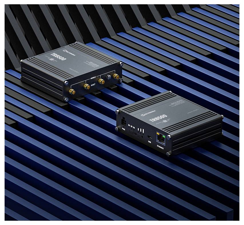 Två svarta TRB500-kommunikationsenheter på en blå-och-svart diagonalt ribbad yta, med framportsenheter och kontaktdon synliga på en enhet och en Ethernet-port på den andra.