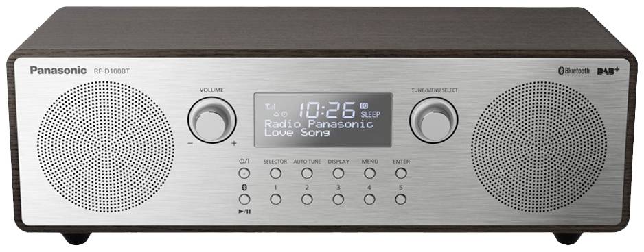 Panasonic radioklocka med digitalt display visar '10:26 FM Radio Panasonic Kärlekssång'. Silver frontpanel med två högtalargaller.