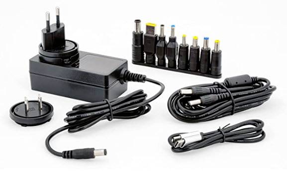 Mångsidig nätadapteruppsättning med olika adaptrar och kontaktadaptrar för olika enheter, inklusive nätkabel.