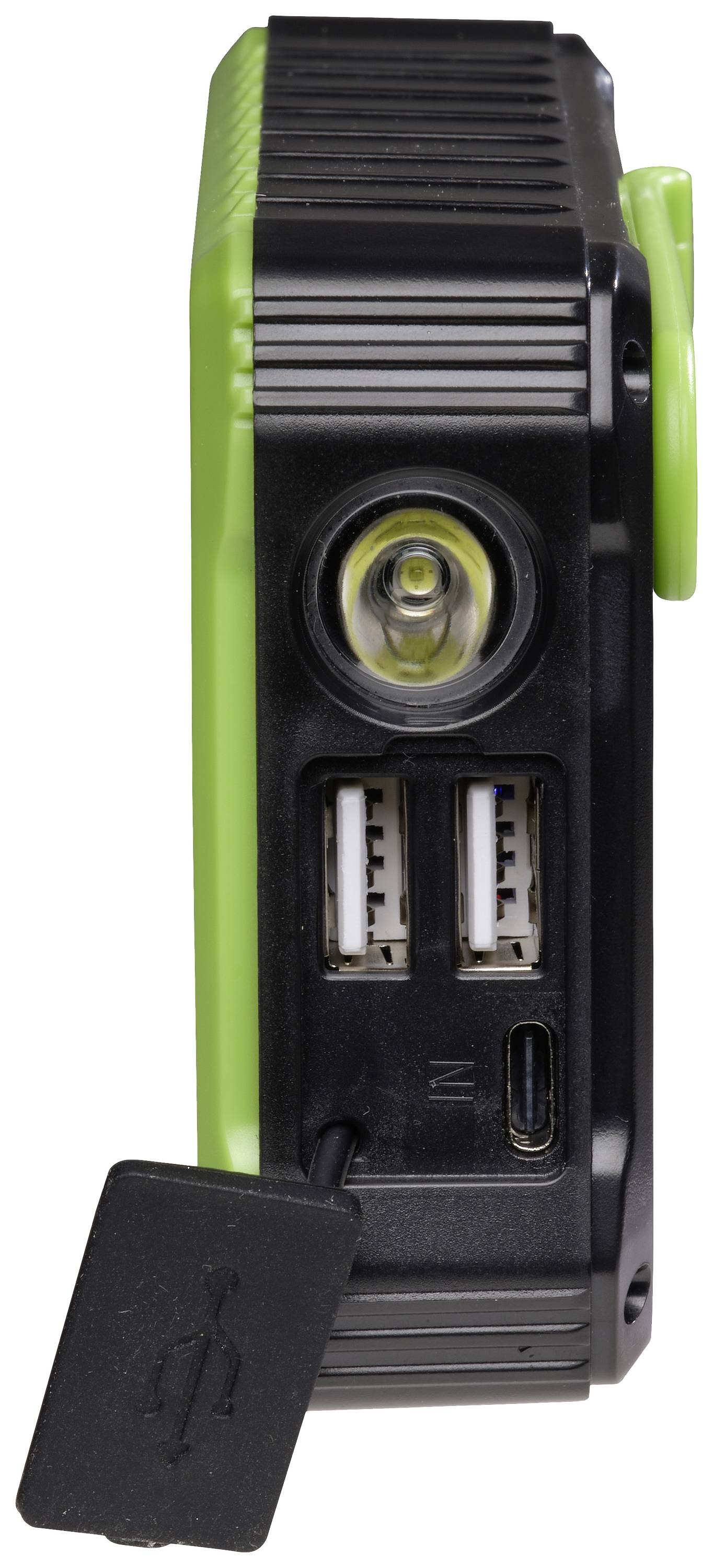 En grön powerbank med två USB-portar, en ficklampa och en Micro-USB-port på framsidan.