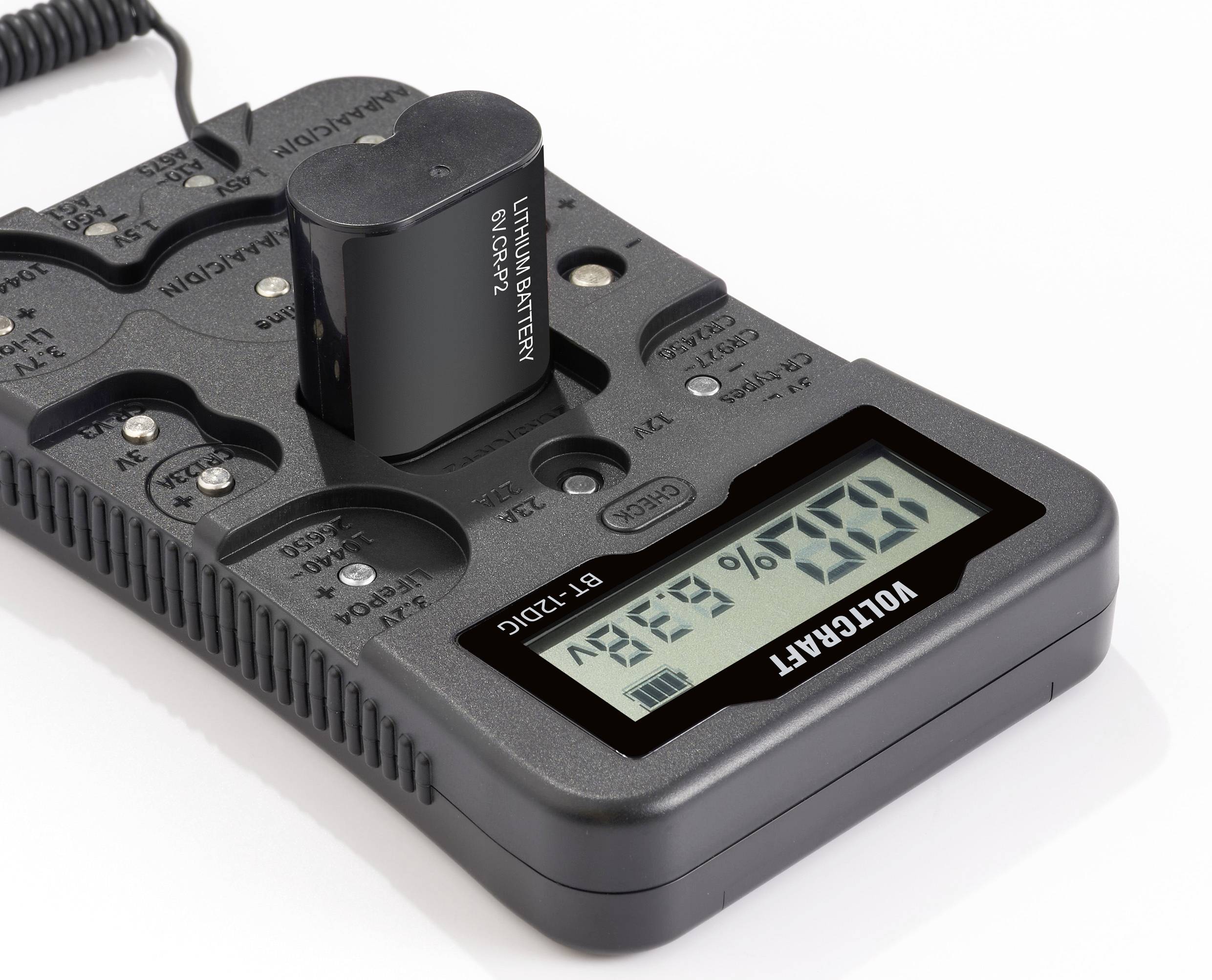 En laddare visar på en digital display 'VOLTCRAFT BT-2 LCD' med en laddningsstatus på 72%. Ett batteri är anslutet.