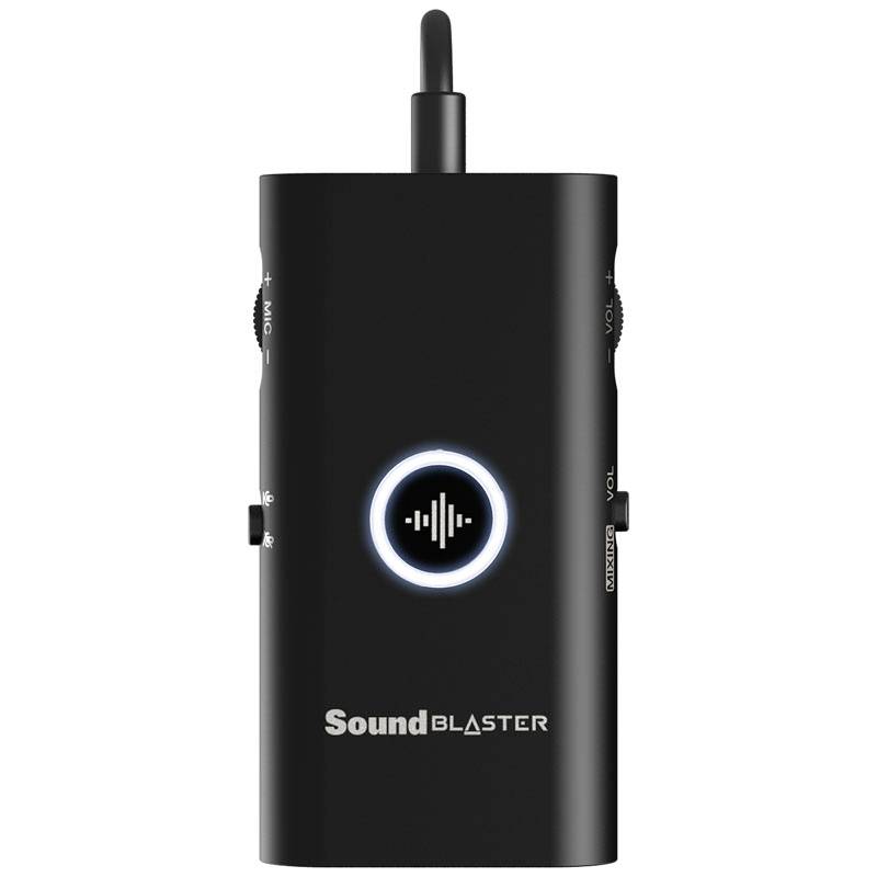 Extern USB-ljudkort med en belyst cirkel runt en ljudvågsymbol. Ovanför en kabelanslutning; 'Sound Blaster'-logotyp nedtill.
