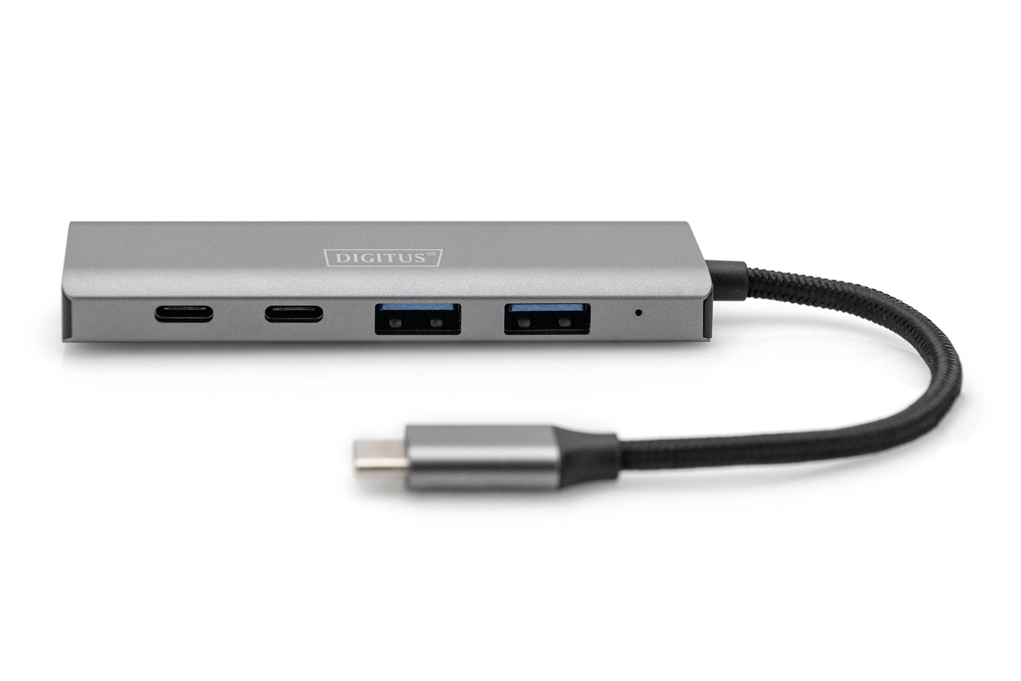 En silver USB-C-hubb med två USB-portar, två USB-C-portar och en HDMI-port. Kabeln är flätad.