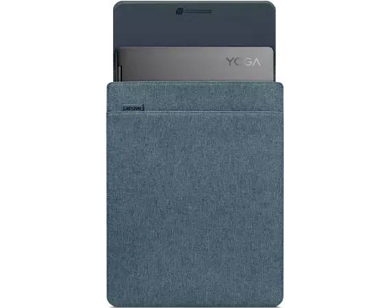 En laptopväska av grått tyg, där en delvis synlig laptop sticker fram. Laptopen visar logotypen 'Yoga'.