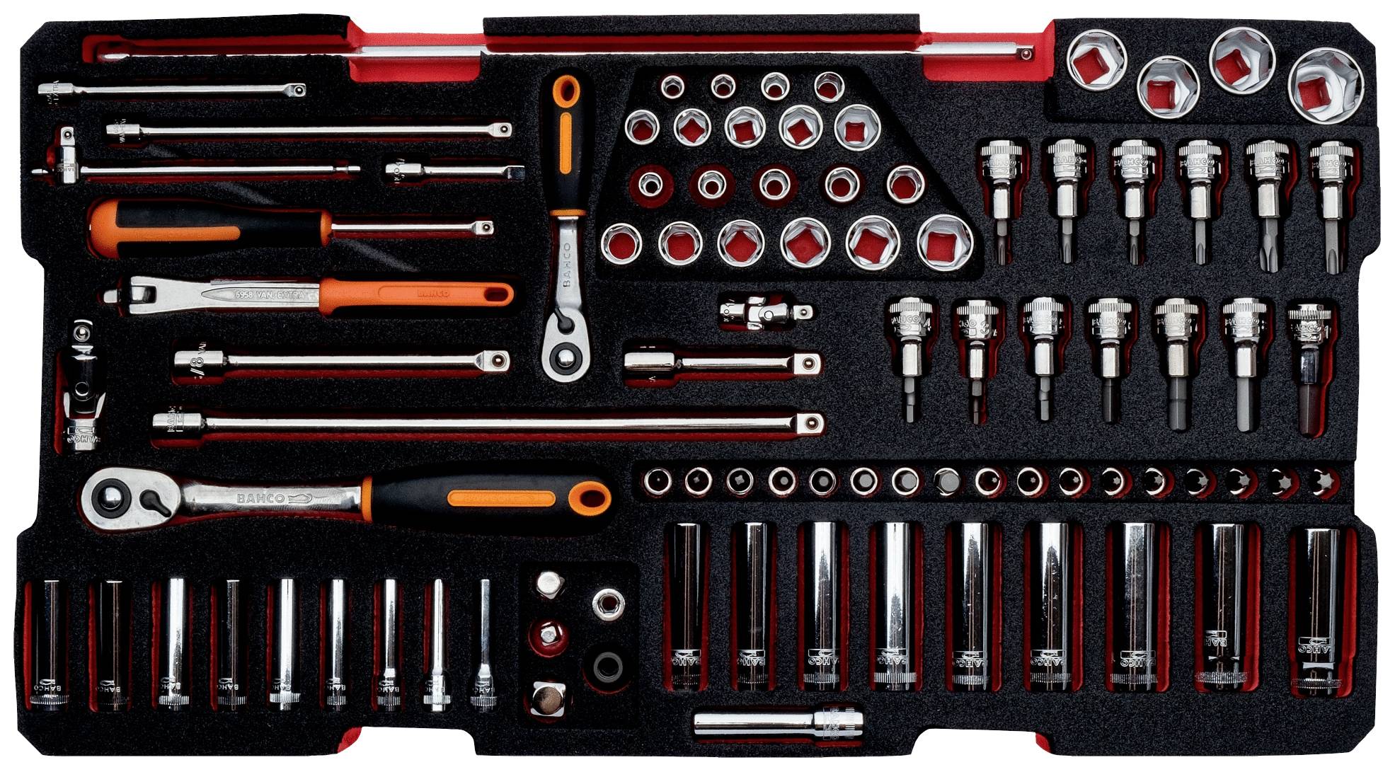 En uppsättning olika hylsor och förlängningar i en verktygslåda. Innehåller skrallor, förlängningar och hylsor i olika storlekar.
