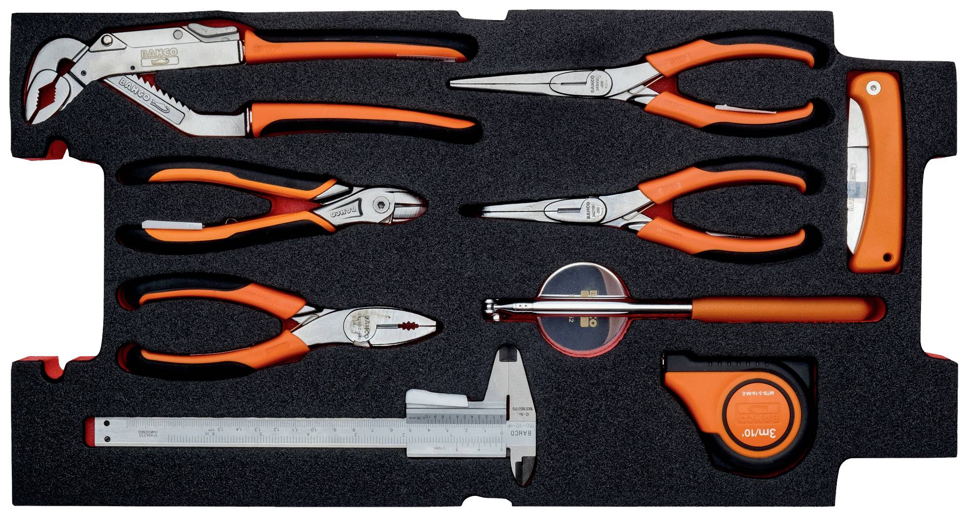 En verktygssats i skuminsats, bestående av tänger, måttband, skruvmejsel och ett skjutmått, mot en mörk bakgrund.