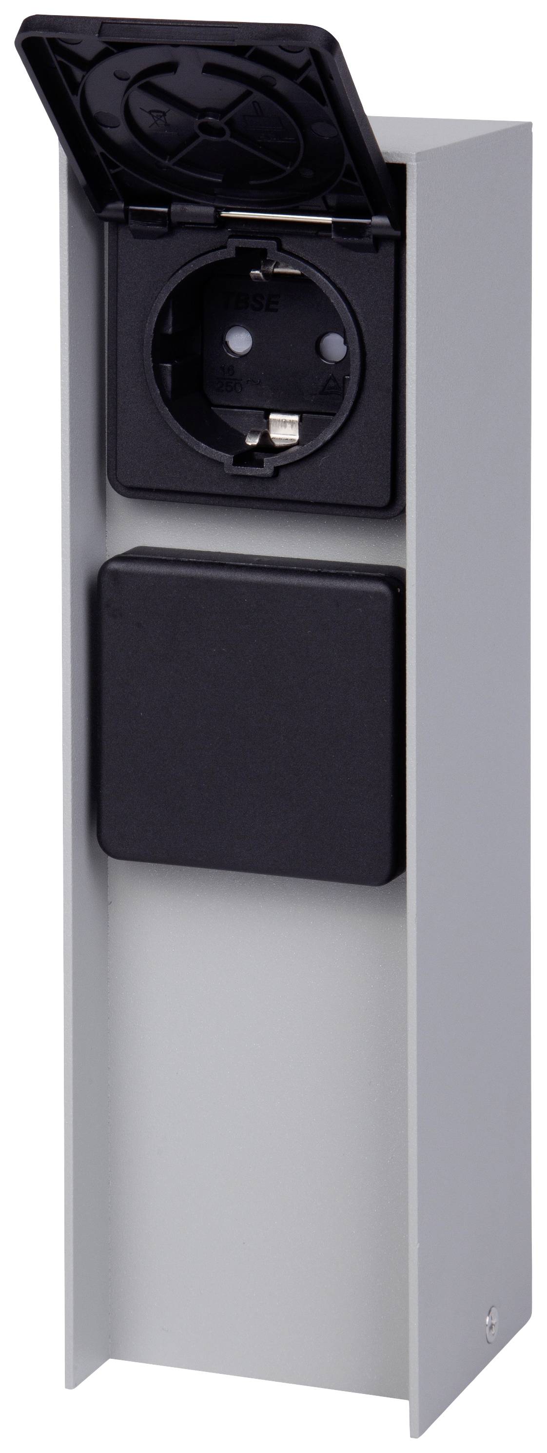En modern, fristående vägguttag med öppet lock, silverfärgat hölje, lämplig för utomhusbruk.