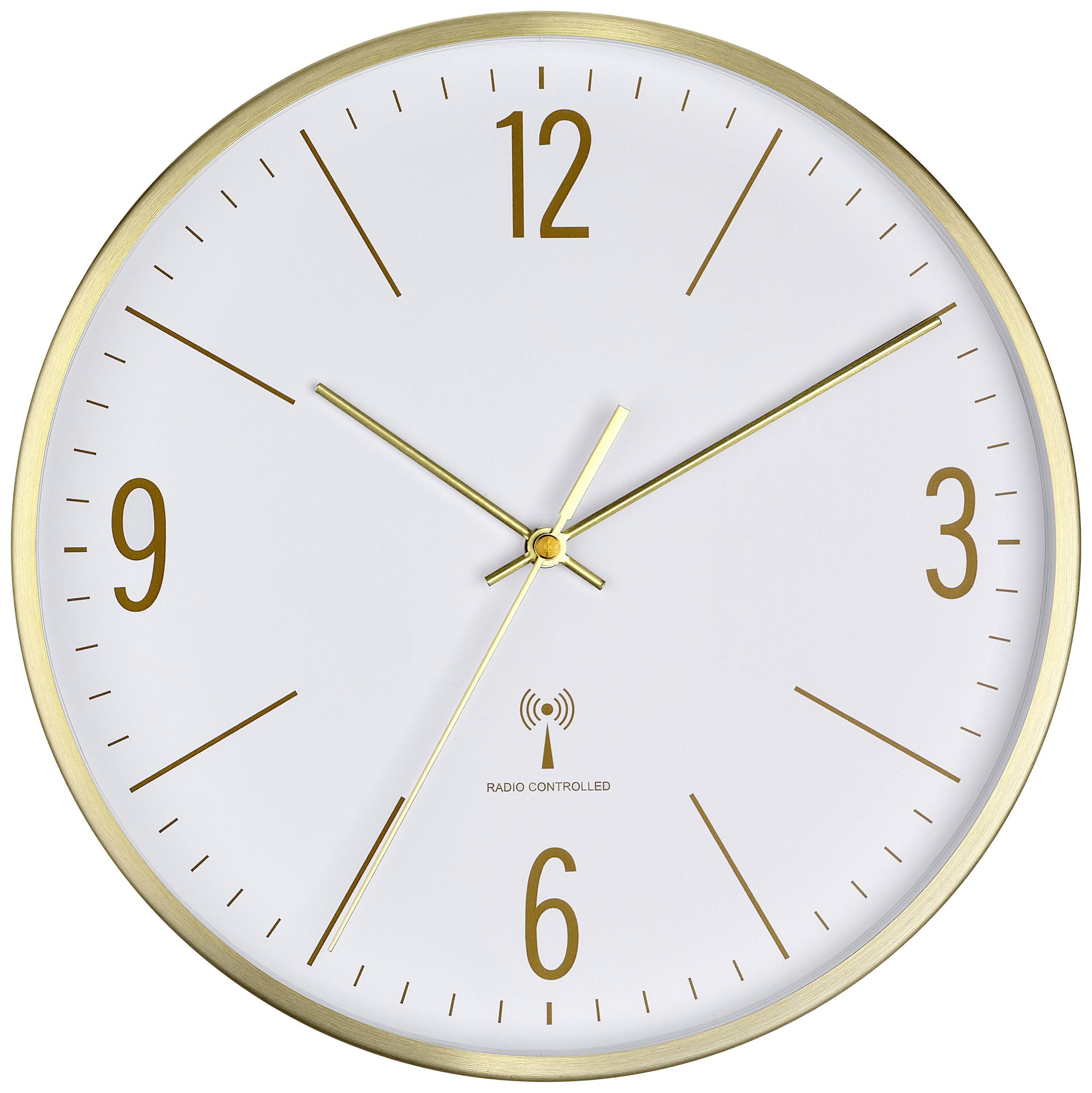 En analog väggklocka med guldiga visare och siffror i minimalistisk design visar klockan 10:10.