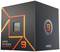 En grå förpackning med orangea linjer visar en AMD Ryzen 9 processor från 7000-serien.