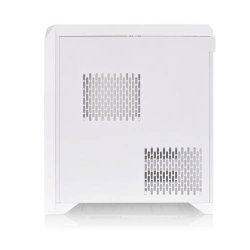 Ett vitt datorhölje i metall med ventilationsöppningar på sidan, lämpligt för montering av PC-komponenter.