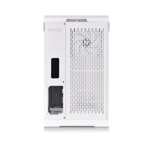 Vit datorlåda framsida med ventilationsgaller. Integrerad ventilationsöppning och plats för anslutningar på vänster sida.