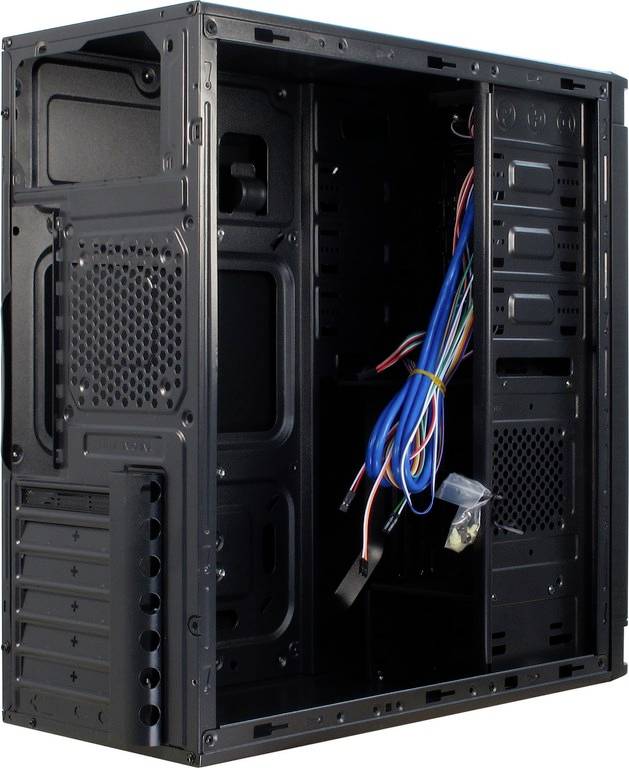 Ett öppet datorhölje i svart som synliggör den interna strukturen och kablarna. Inga hårdvarukomponenter installerade.