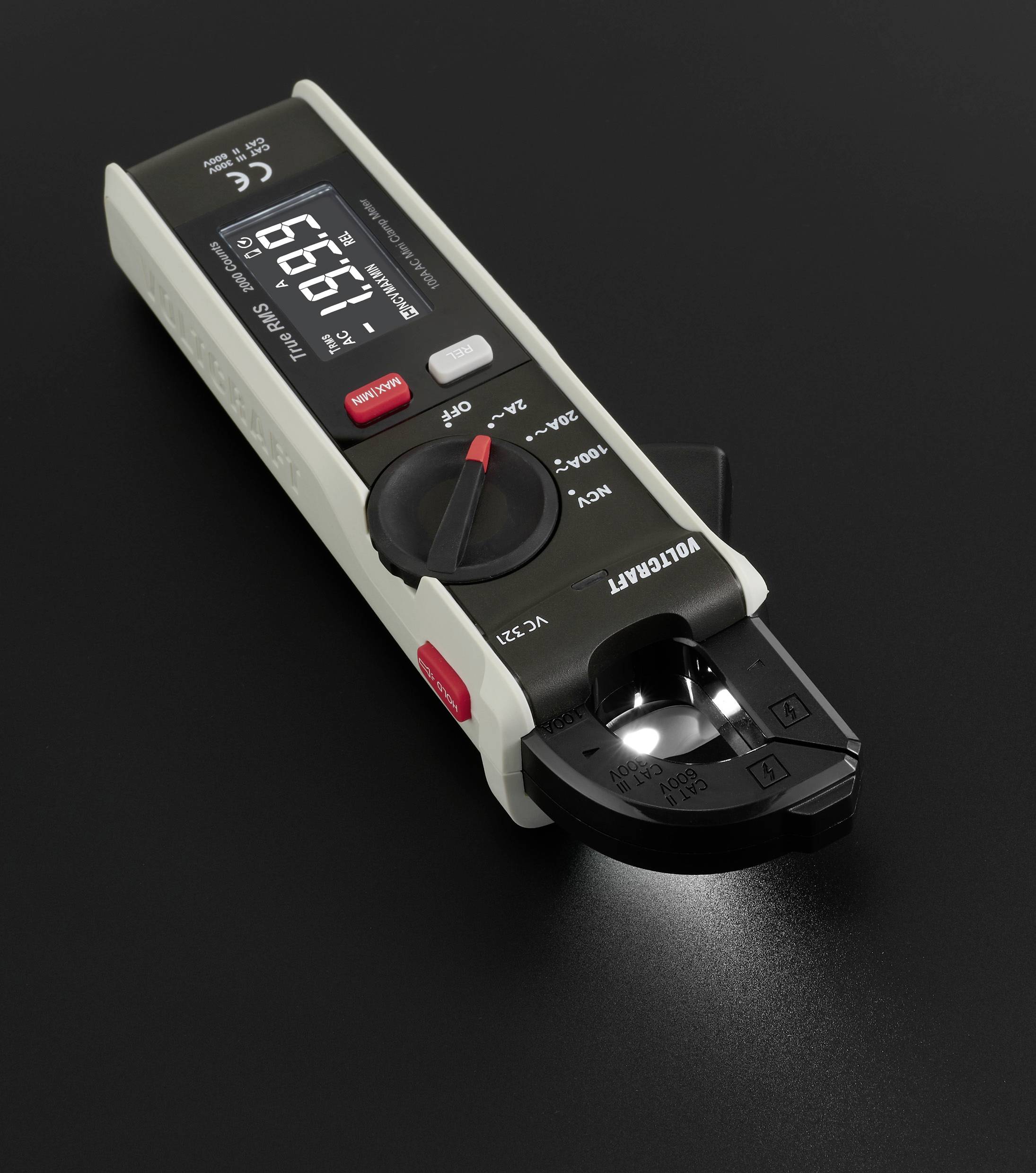 Ett digitalt multimeter med LCD-display visar '9.67'. Det har en vridbar omkopplare för olika mätlägen och en LED-lampa.