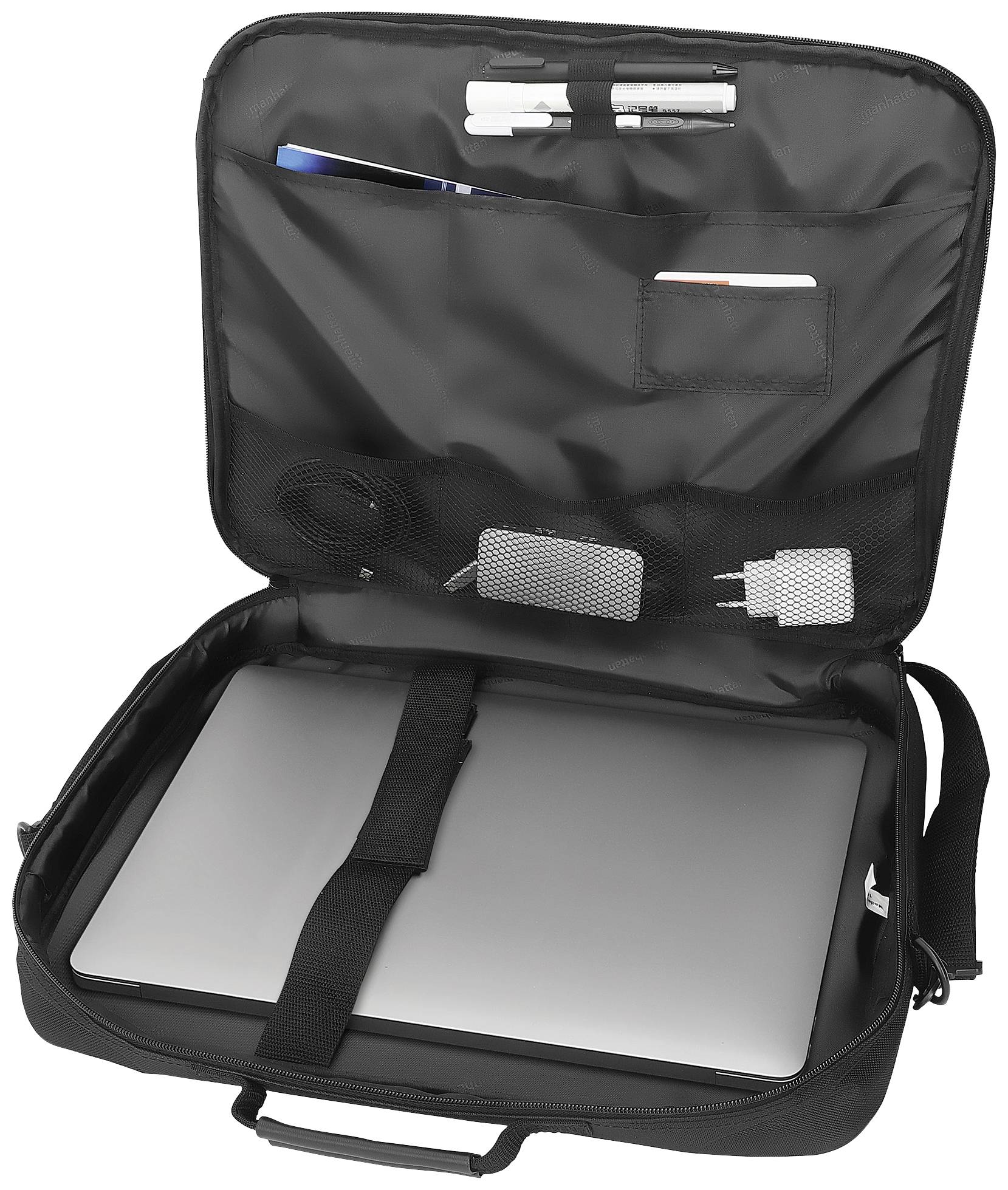 Öppen svart laptopväska med en bärbar dator och tillbehör som kablar och laddare organiserade i innerfacken.