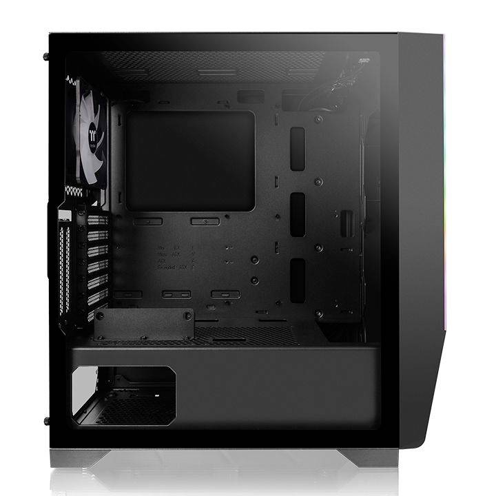 Ett tomt PC-hölje i glas med öppen framsida och synlig fläkt till vänster; lämpligt för datorbyggprojekt.