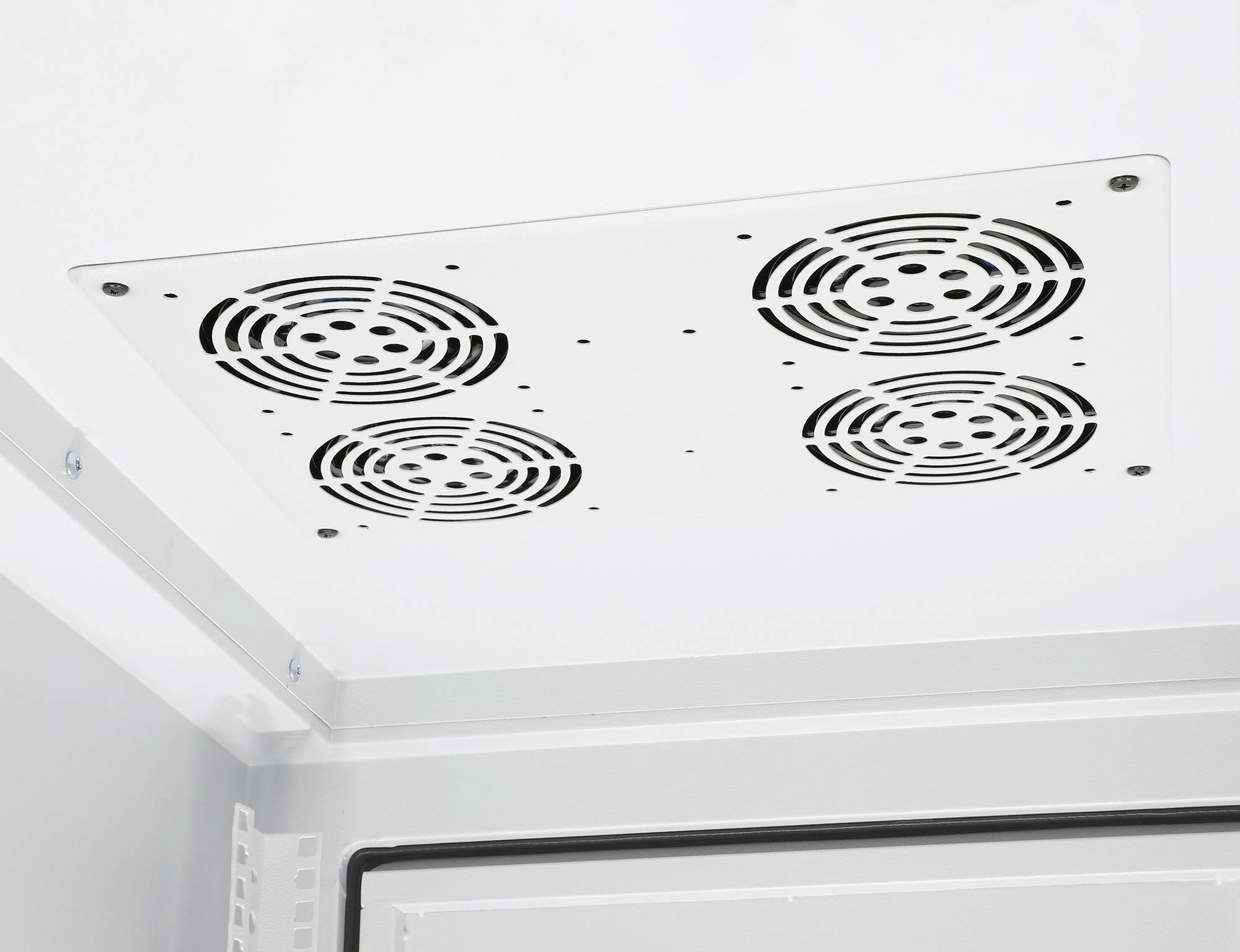Fyra runda ventilationsgaller på en vit hölje.