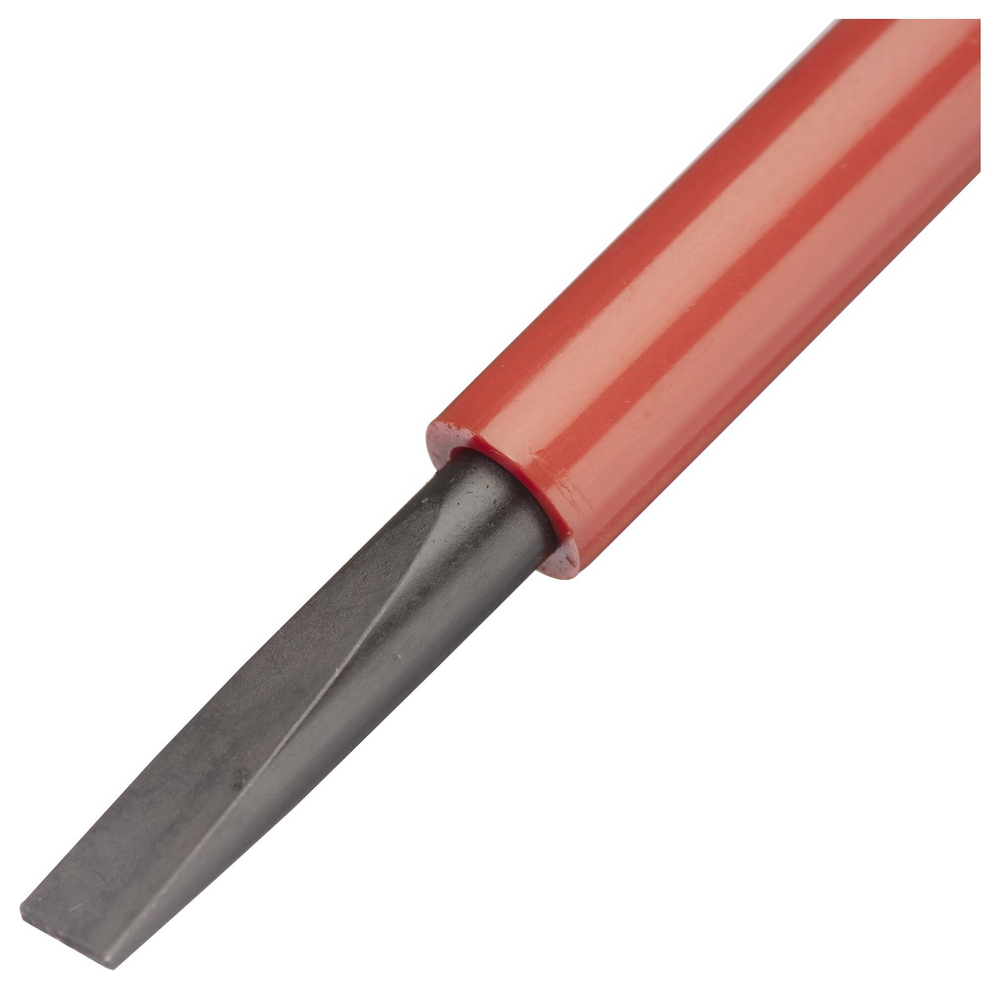 En mejsel med ett rött handtag och en flat metallspets, använd för bearbetning av material som trä eller sten.