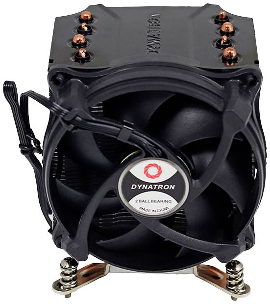 En svart CPU-kylare med fläkt och kylflänsar, märke Dynatron, visar kopparvärmerör och fästanordningar.