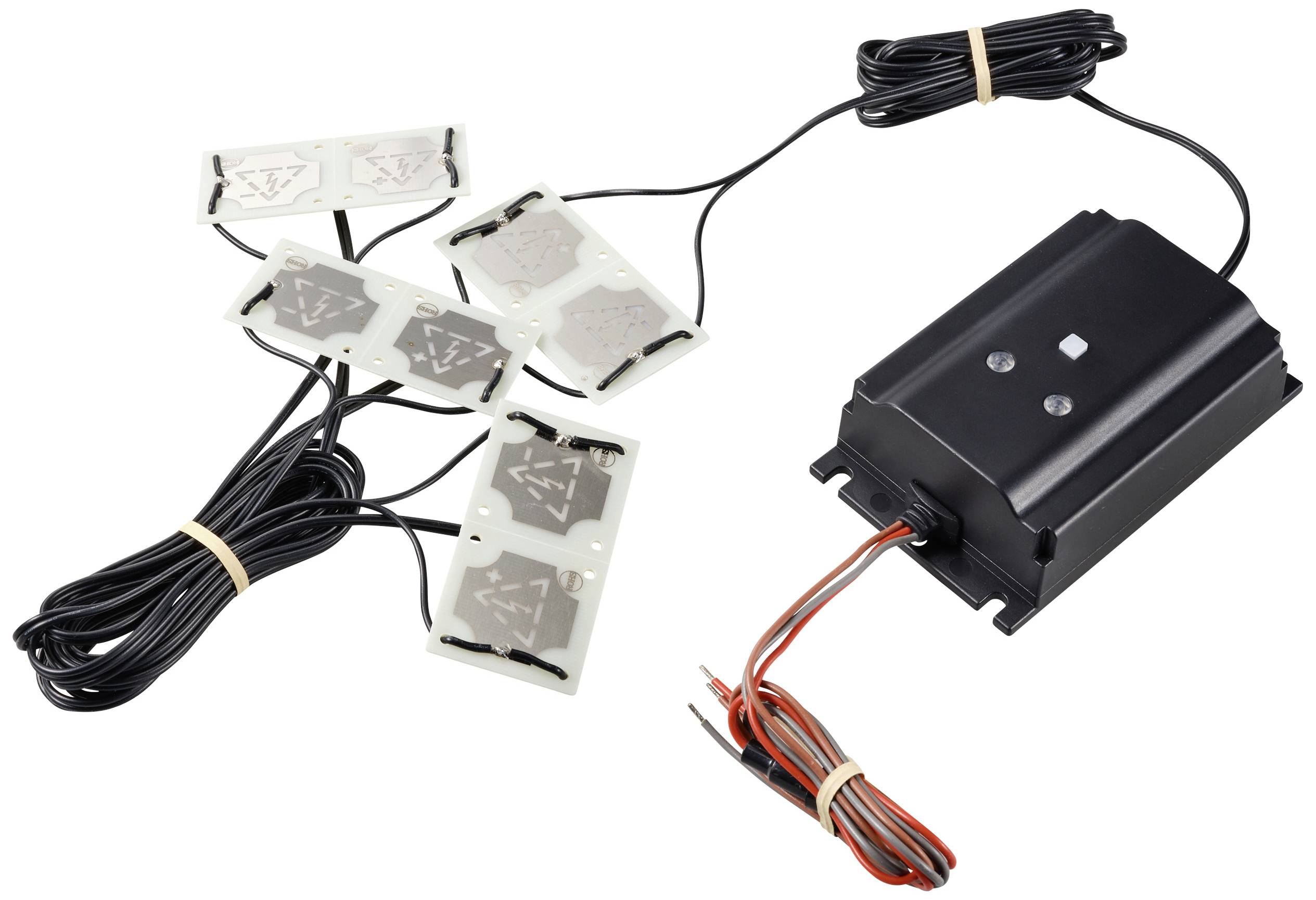 Svart elektronisk komponent med flera kablar, ansluten till fyra rektangulära sensorplattor. Används för värmereglering.