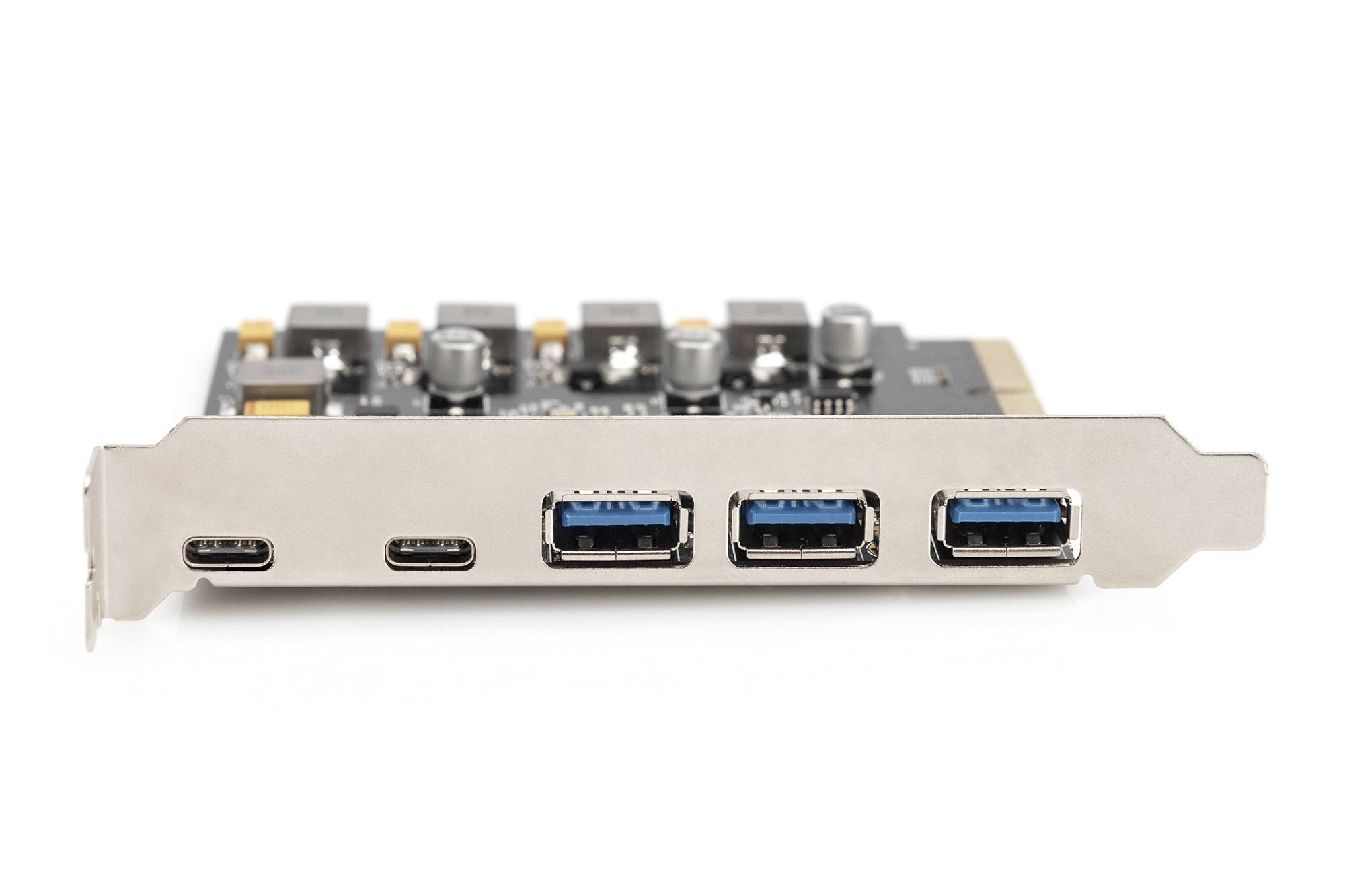 Ett expansionskort för datorn med två USB-C- och tre USB-A-portar, liggande på vit bakgrund.