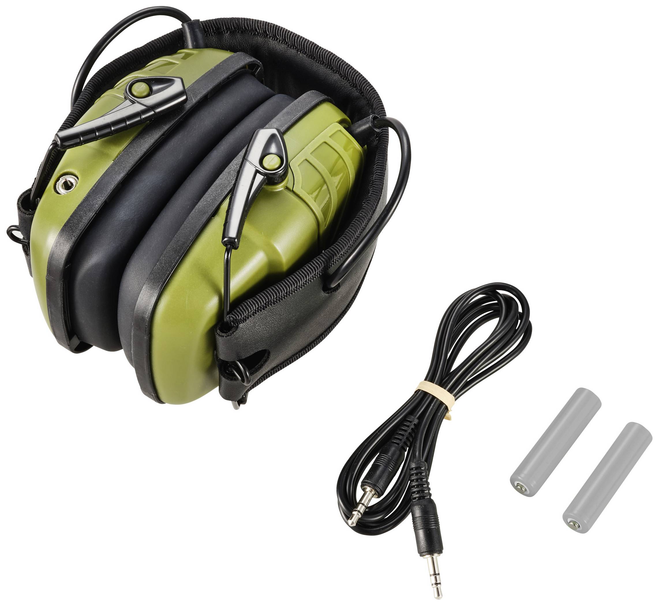 Ett grönt och svart hörselskydd, en svart audiokabel och två AA-batterier ligger på en vit bakgrund.