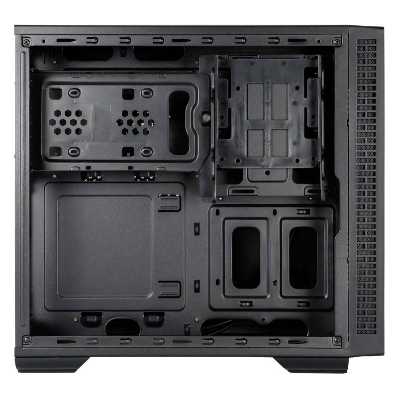 Ett tomt svart datorhölje med öppen sida som visar olika fästanordningar och ventilationsöppningar.