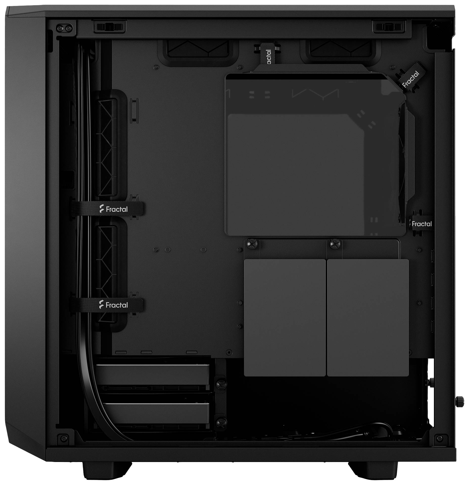 Ett svart PC-hölje är öppet och visar ett tomt innerutrymme med kabelhanteringsklämmor och två borttagbara plattor.