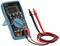 Ett digitalt multimeter med svart och röd mätkabel, öppen display och vridbar omkopplare för mätning av spänning, ström och resistans.
