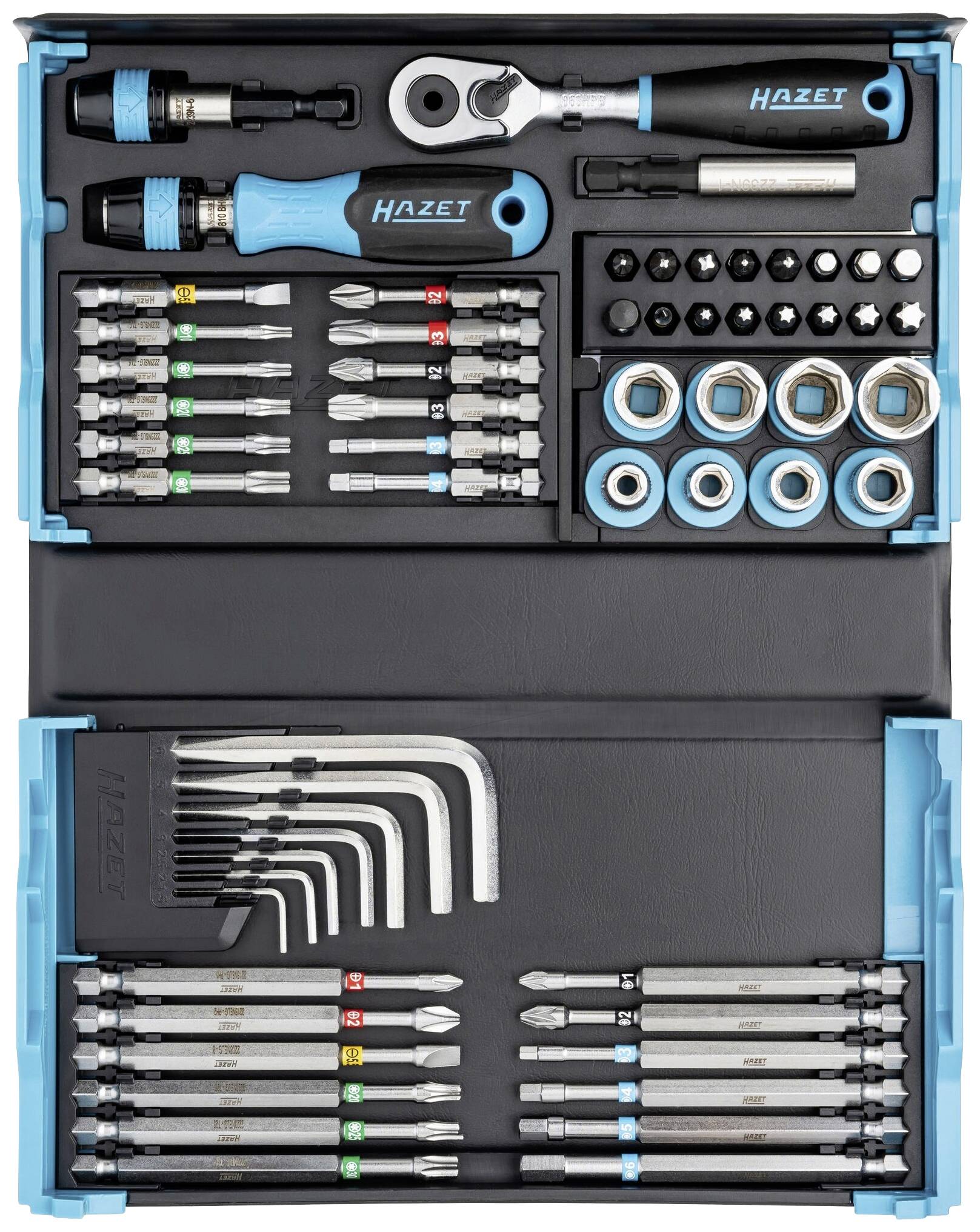 Verktygslåda med skralle, hylsor, bits och insexnycklar, organiserade i fack; märke 'Hazet'.