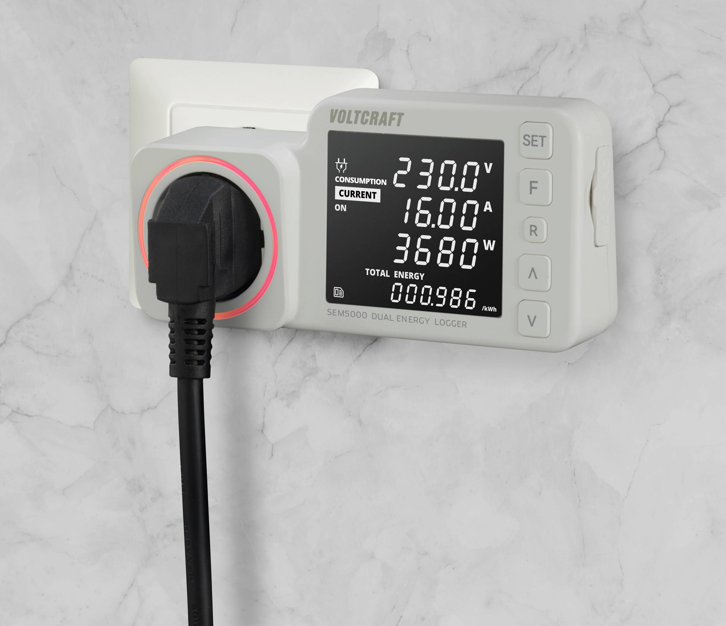 Ett energimätningsinstrument visar: 'Spänning 230,0 V', 'Strömförbrukning 16,0 A', 'Effekt 3680 W', 'Total energi 0,0986 kWh'. Enheten är ansluten till ett eluttag.