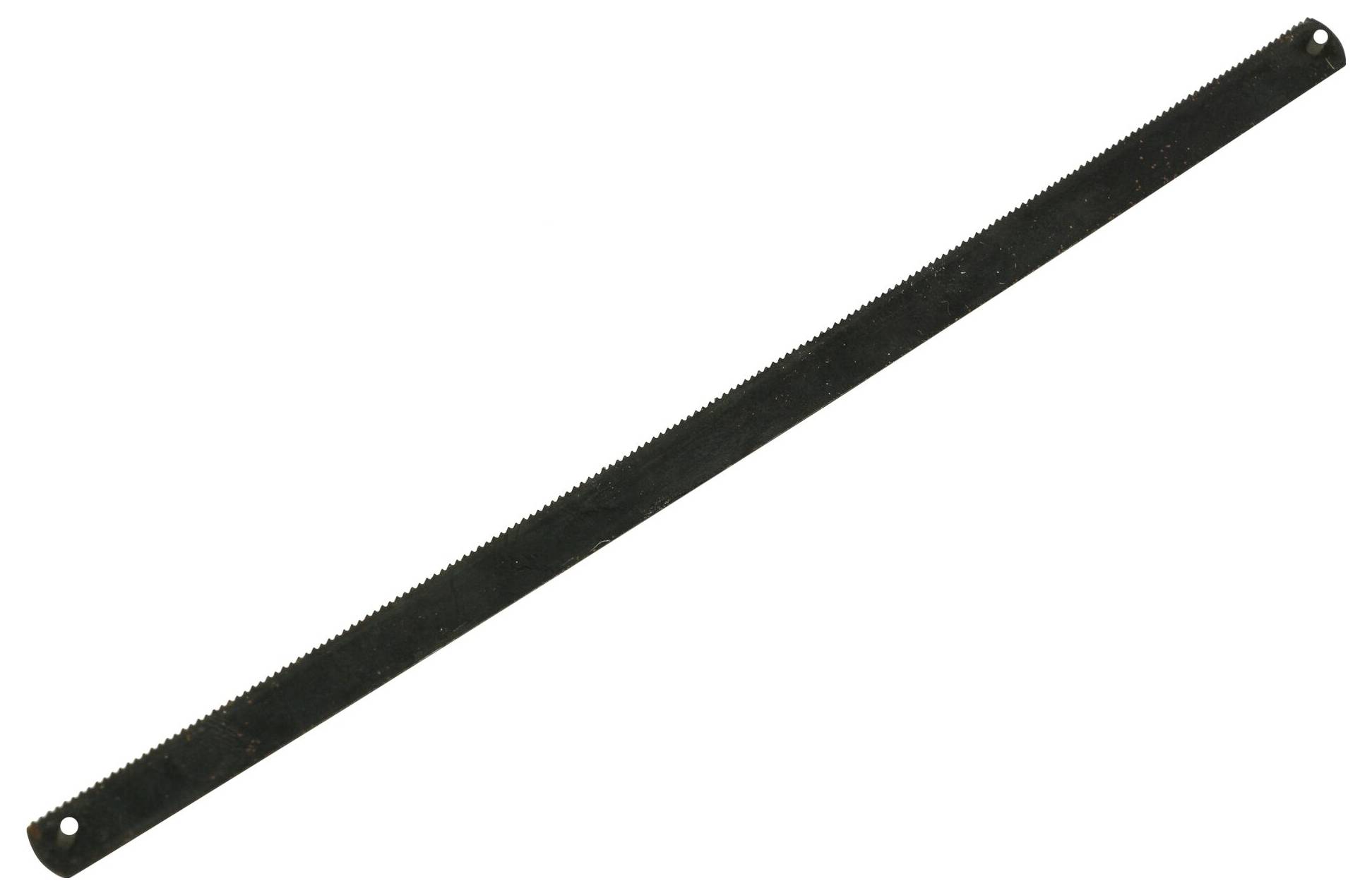 Ett svart metallsågblad med fina tänder och fästhål i båda ändar, visat framför en vit bakgrund.