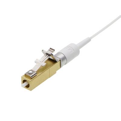 En guldfargad optisk kontakt med vitt kabel är avbildad, redo att anslutas till ett fiberoptiskt kabel.
