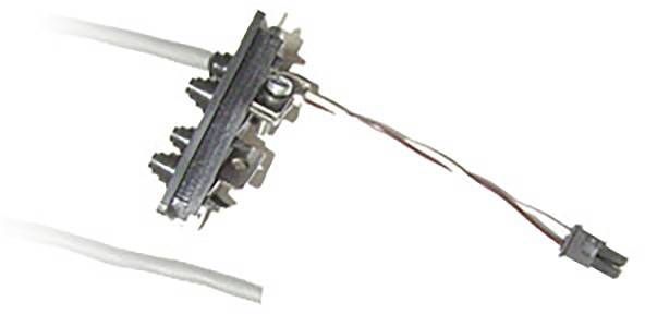 VGA-kontakt med avmantlade kabeländar, redo att anslutas till en elektronisk enhet.