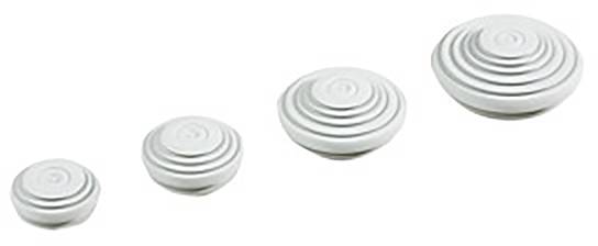 Fyra staplade trädgårdsornament av sten, arrangerade från små till stora. De symboliserar balans och naturlig estetik.