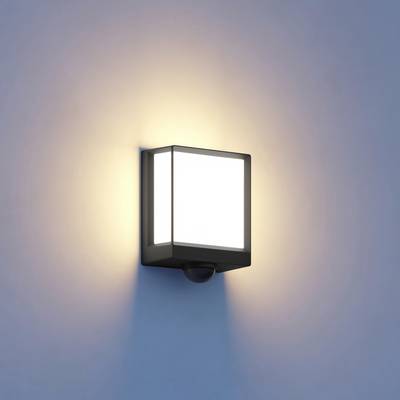 Vägglampa med varmt ljus monterad på en blå vägg, lyser uppåt och nedåt och skapar en mysig atmosfär.