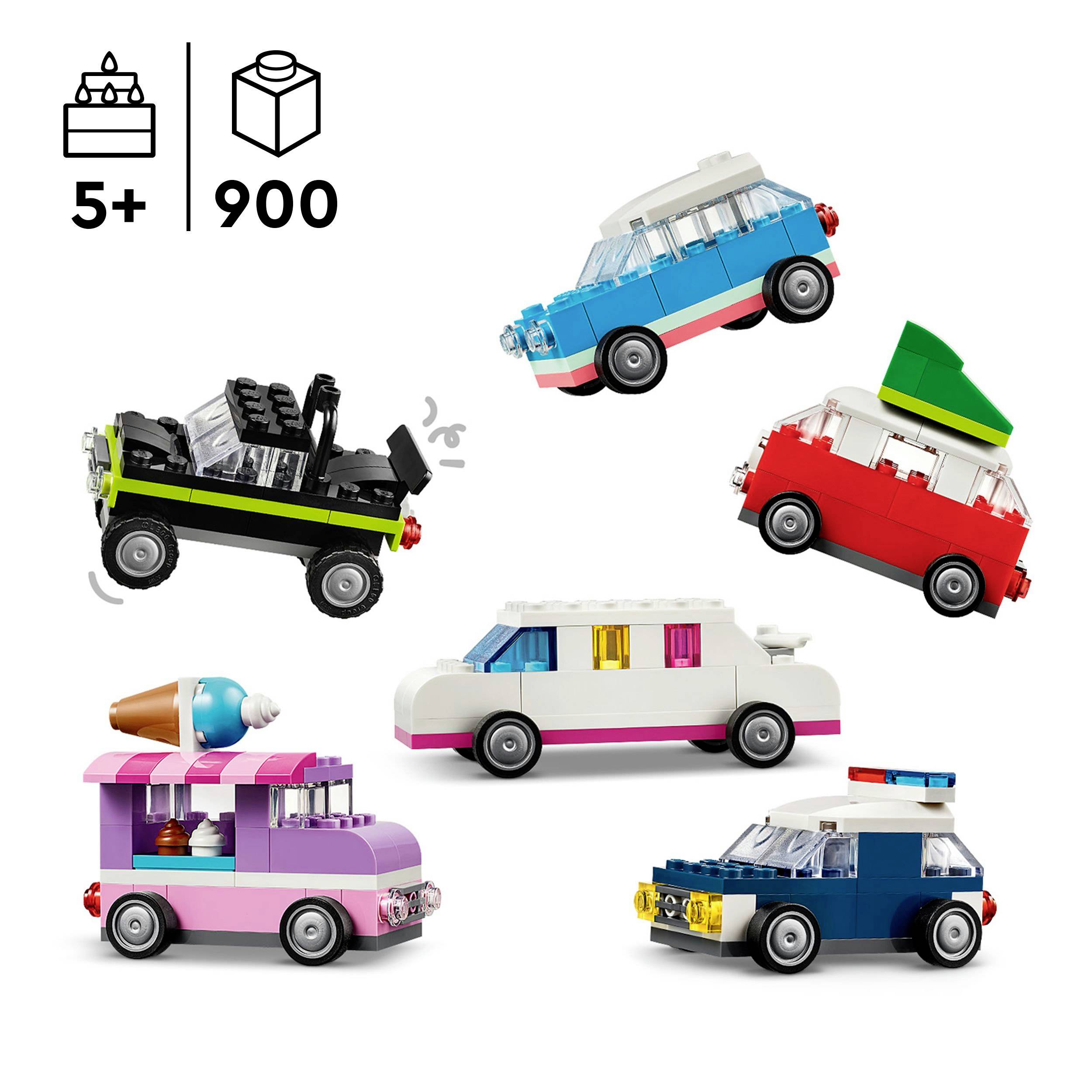 Sex färgglada leksaksbilar, däribland en glassbil, en polisbil och en cabriolet på vit bakgrund. Uppe till vänster symbolen '5+', Lego-bit och '900'.