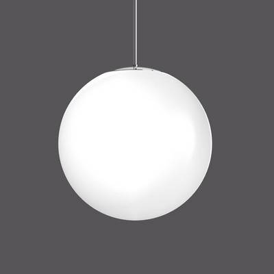 En rund, vit hängande lampa framför en grå bakgrund.
