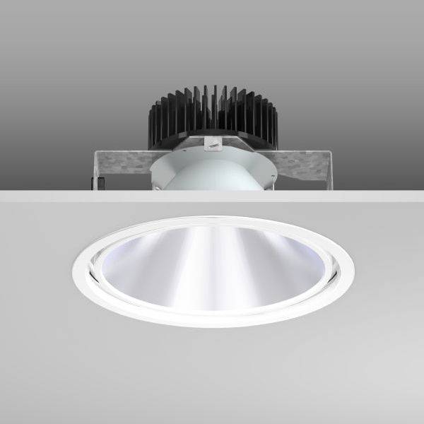 Rund taklampa med silverfärgad kant och lampa i mitten, monterad i ett vitt tak, energieffektiv LED-spotlight.