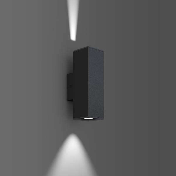 Modern svart vägglampa med kvadratisk design, kastar ljus uppåt och nedåt och skapar ett elegant väggmönster.