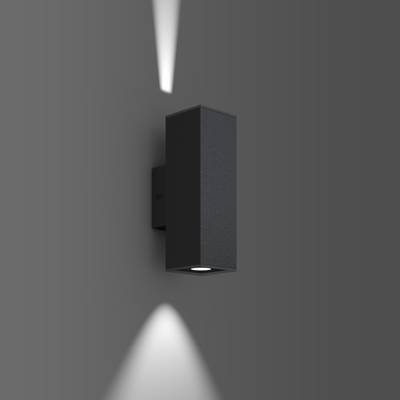 Modern svart vägglampa med kvadratisk design, kastar ljus uppåt och nedåt och skapar ett elegant väggmönster.