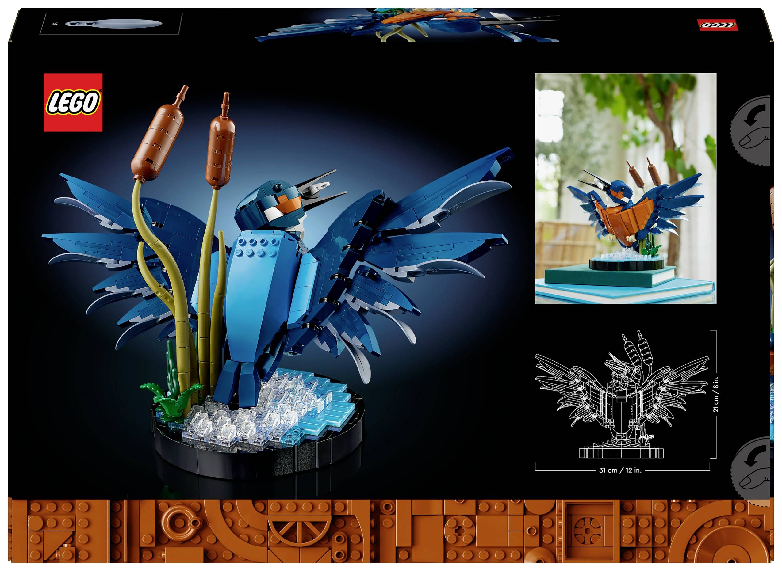 LEGO-set 'Kungsfiskare' med blå byggstenar och vass som huvudmotiv, bredvid monteringsanvisning och måttangivelser, förpackning i bakgrunden.