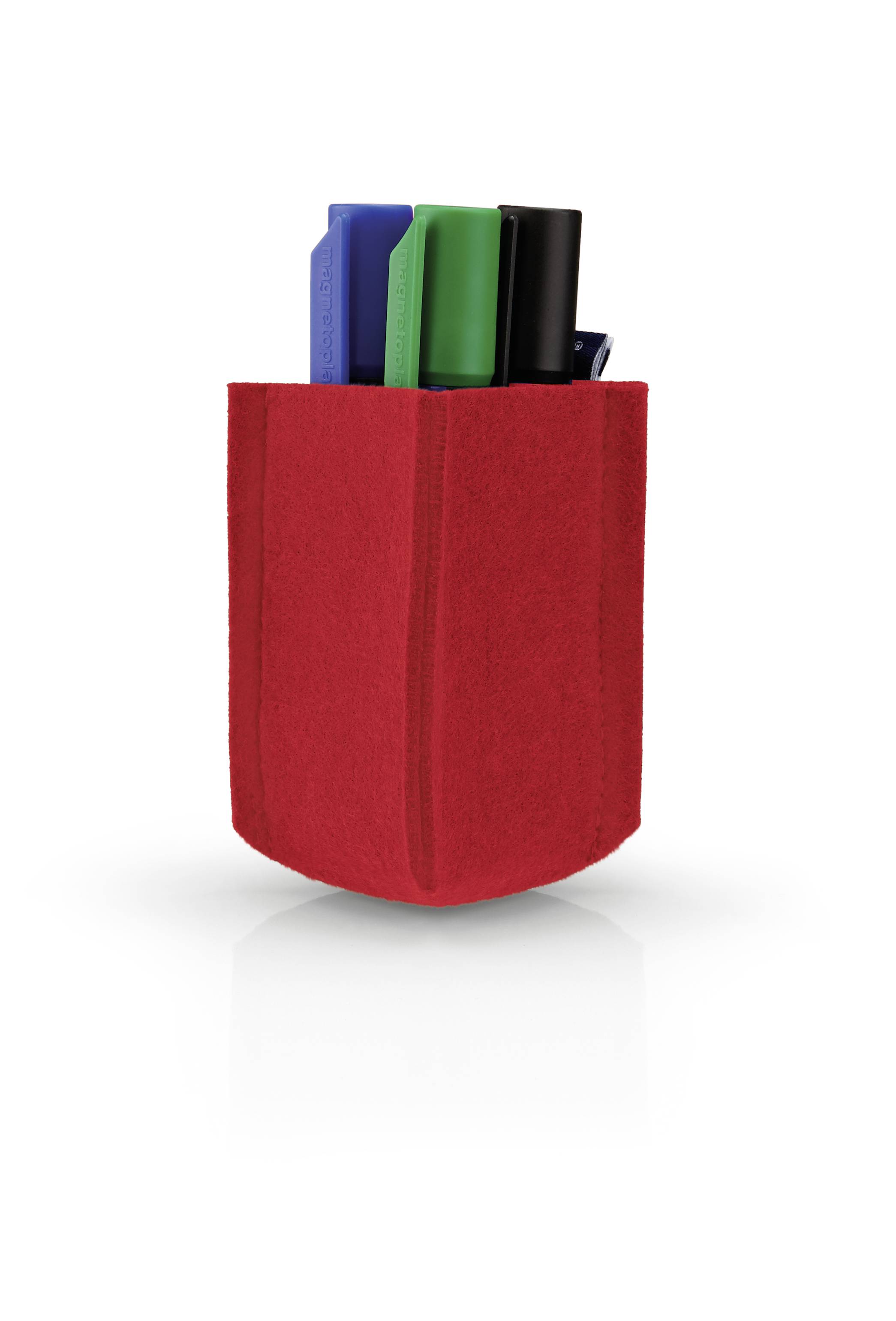 En röd pennhållare av filt innehåller gröna, blå och svarta markörer.