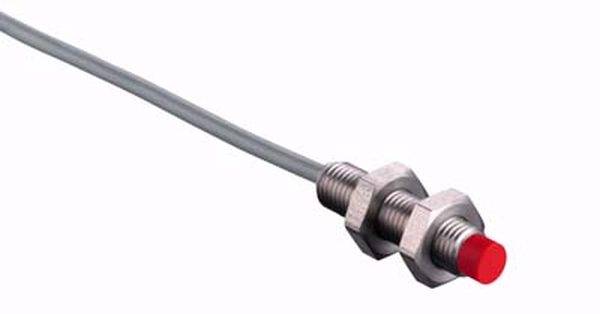 Metallsensor med röd spets, fäst vid en grå kabel. Används för detektering och mätning i industriella tillämpningar.