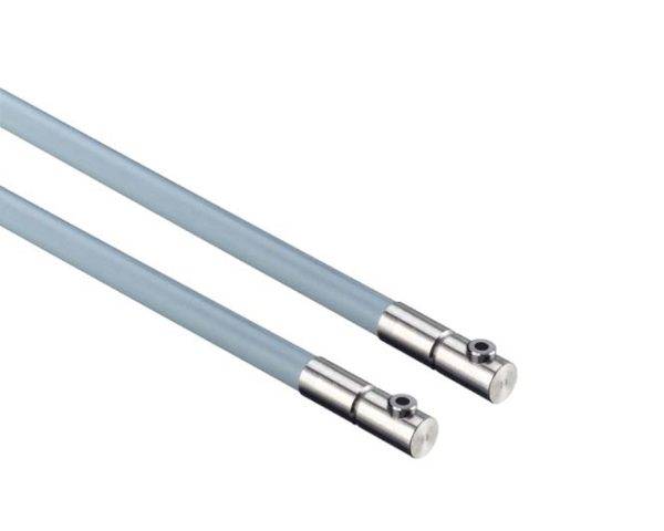 Två grå kablar med metalliska kontakter ligger parallellt med varandra. Varje anslutning har ett litet hål.